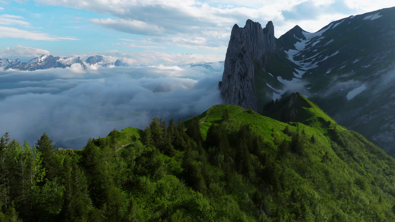sendero de senderismo en saxer lucke con mar de nubes que rodean el pico de la montaña