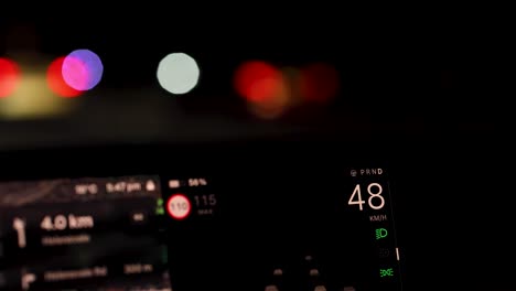 tablero de instrumentos del coche y luces bokeh por la noche