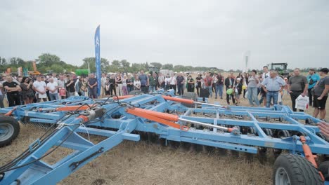 demostración de maquinaria agrícola en una exposición. los tractores operan en el campo, mostrando sus capacidades y rendimiento en acción