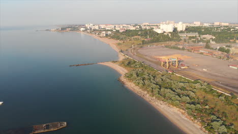 Ein-Seehafen-Und-Eine-Stadt-Im-Morgensonnenlicht