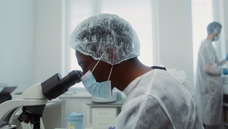 científico usando un microscopio en un entorno de laboratorio