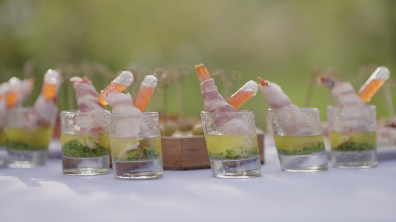 servizio di catering in un evento all'aperto vista ravvicinata del tavolo con deliziosi antipasti e snack