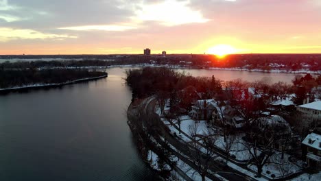 Hermosa-Vista-Del-Atardecer-Sobre-El-Lago-De-Las-Islas-En-Los-Suburbios-De-Minneapolis,-Msp,-Minnesota