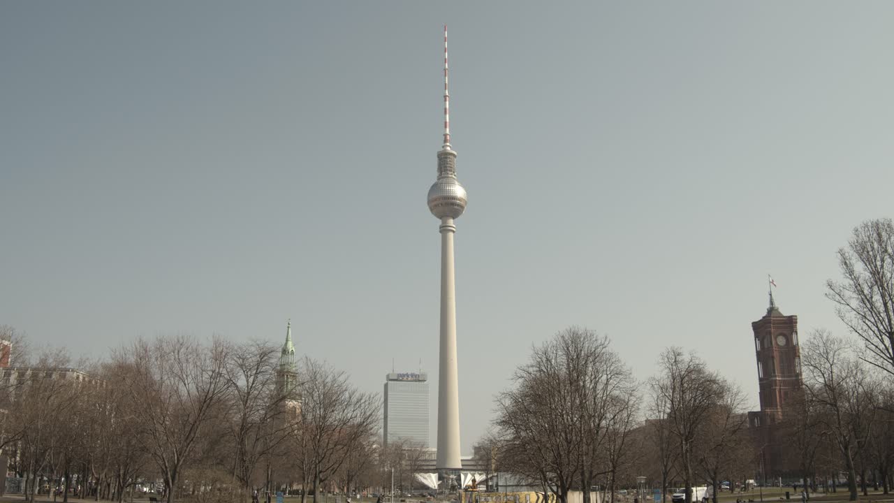 Weitwinkelaufnahme des Berliner Fernsehturms an einem sonnigen Tag