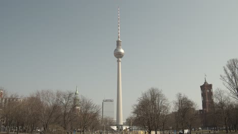 plano general de la fernsehturm de berlín en un día soleado