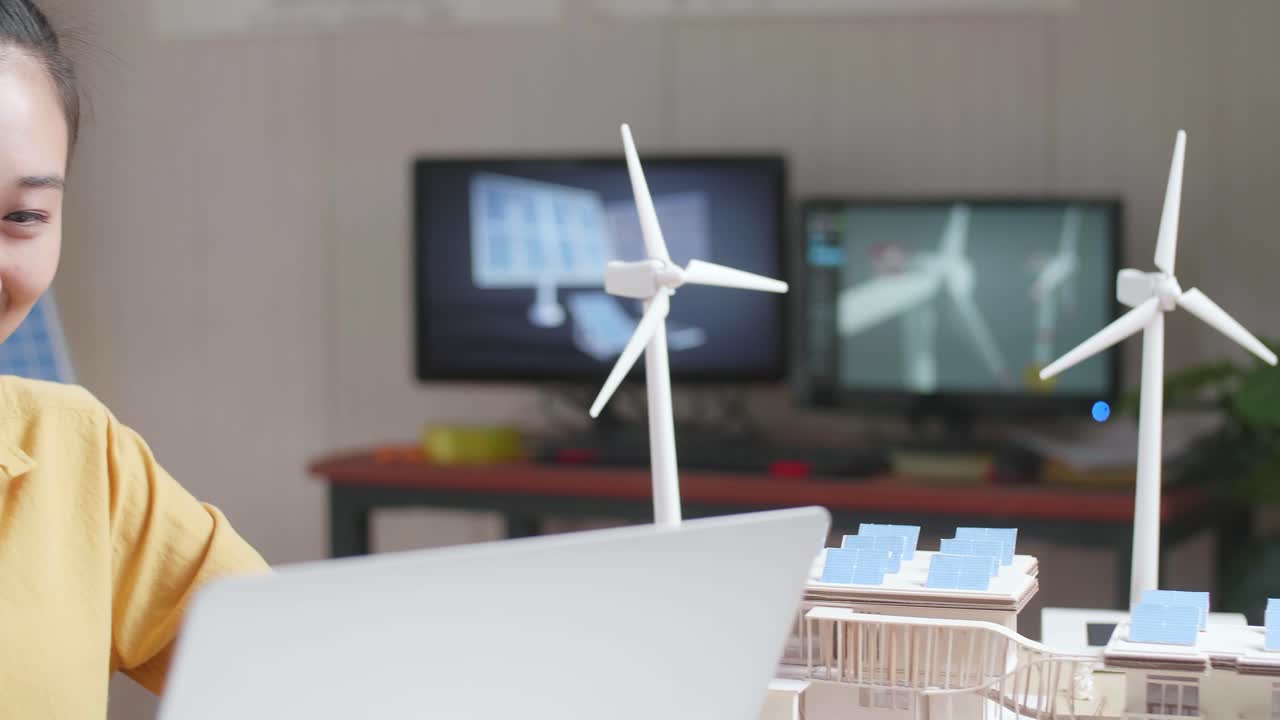 mujer ingeniera que trabaja en el diseño de energías renovables