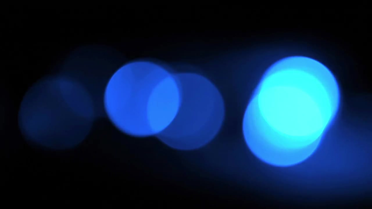 Luci bokeh blu astratte luminose su sfondo scuro