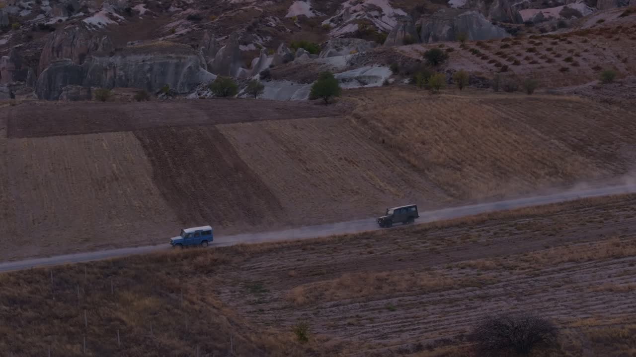 Spedizione fuoristrada attraverso una valle scolpita al tramonto, Turchia