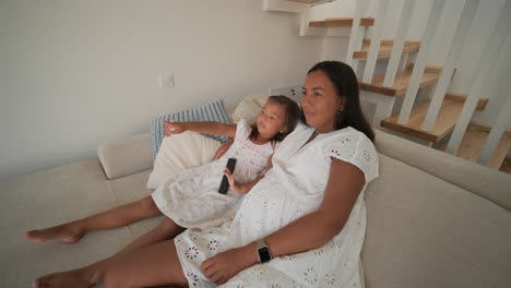madre e hija viendo la televisión
