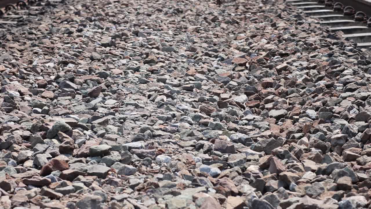 열차는 트랙에서 시간이 지남에 따라 더 가까이 이동합니다.