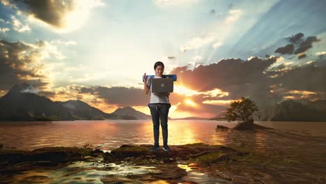 cuerpo lleno de excursionista femenina asiática con mochila de montañismo mirando una computadora portátil y diciendo wow en un lago