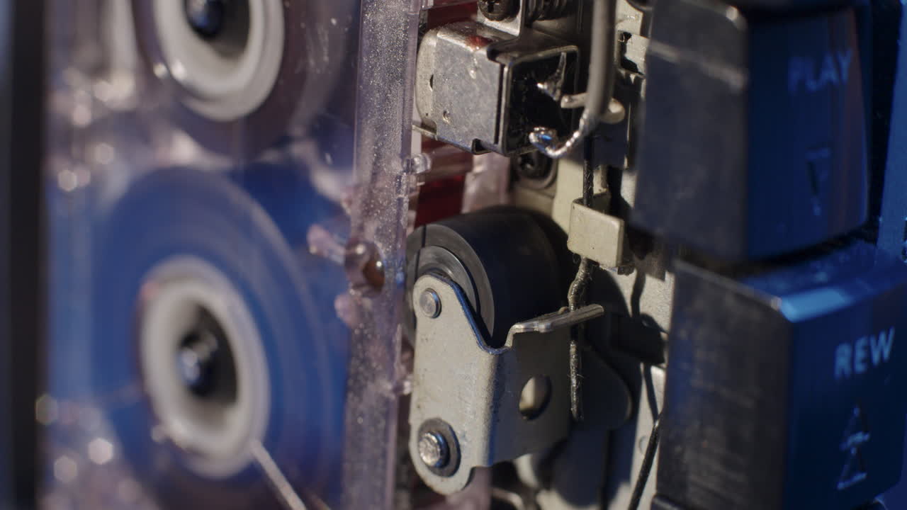 재생 중 마이크로카세트 레코더 내부에서 보이는 노출된 배선 및 핀치 롤러