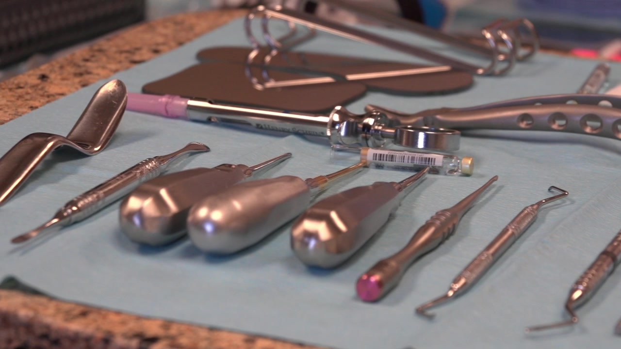Uma panorâmica lenta sobre uma mesa odontológica para mostrar algumas das ferramentas usadas em procedimentos e cirurgias dentárias