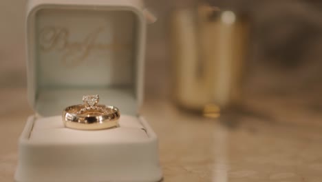 anillos de bodas en la caja directamente en el disparo