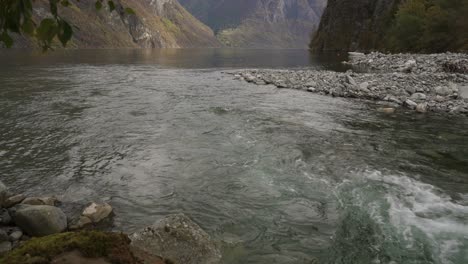 Río-De-Montaña-Se-Encuentra-Con-Un-Fiordo