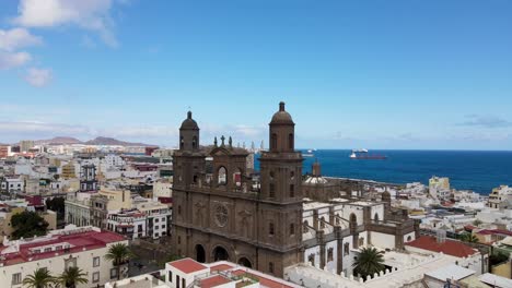 Revealing-drone-shot-of-Plaza-de-Santa-Ana-church-in-Gran-Canaria,-Spain