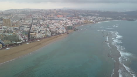 Toma-Aérea-De-Madrugada-Y-Adelante-Sobre-La-Barrera-Natural-De-La-Playa-De-Las-Canteras-Así-Como-La-Playa-Maravillosa