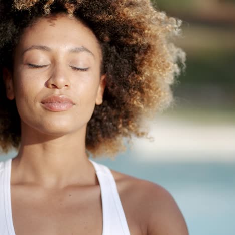 Mujer-Sana-Meditando-Cerca-De-La-Piscina