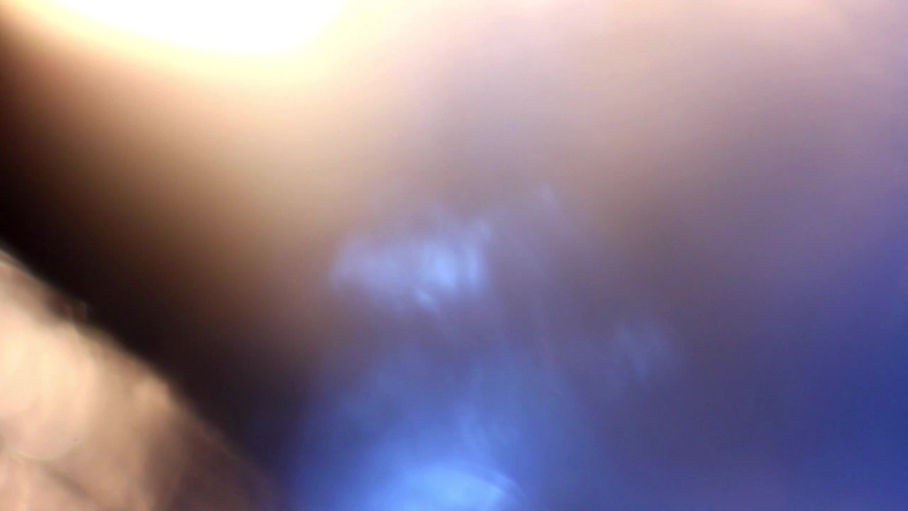 Transizione astratta con fuga di luce e colori caldi e freddi