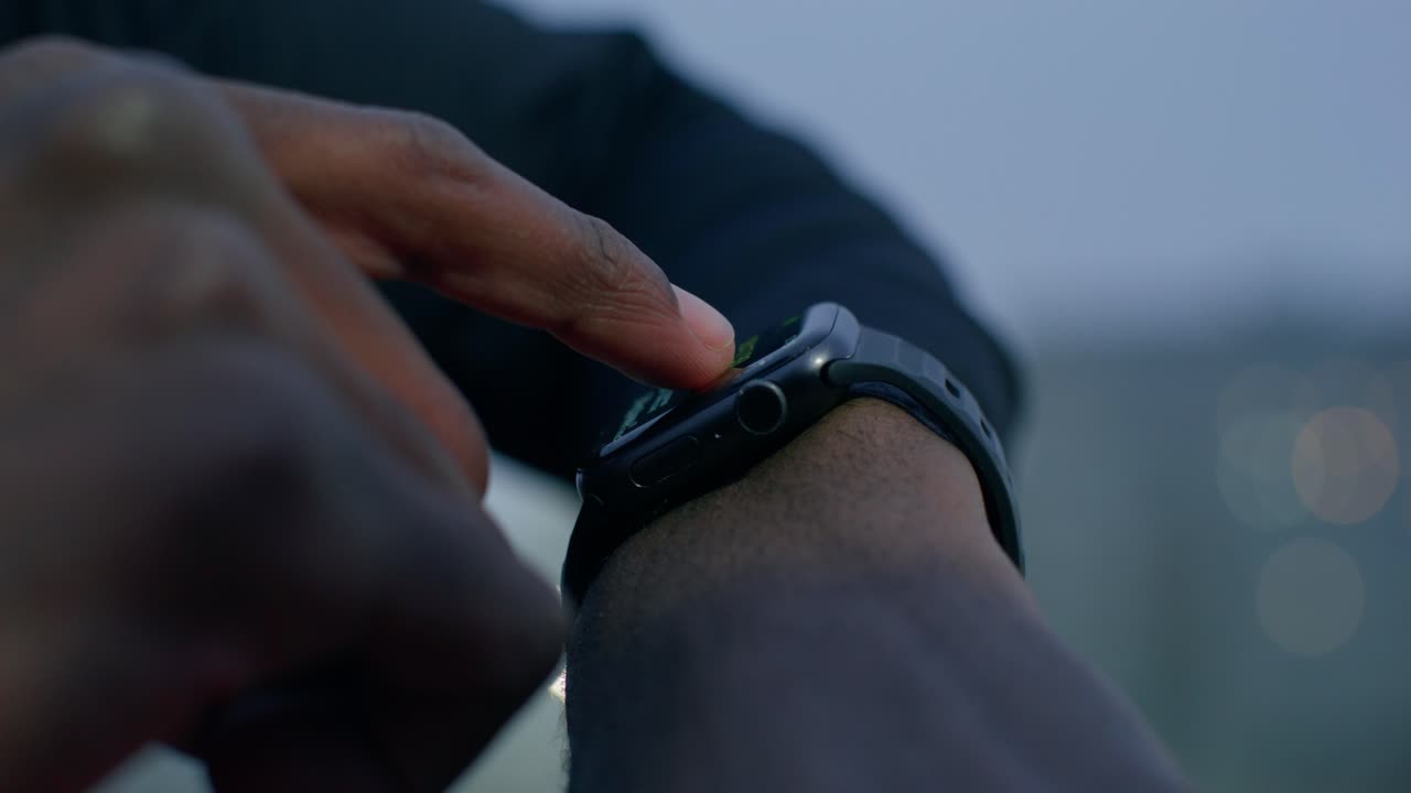 Person benutzt eine Smartwatch
