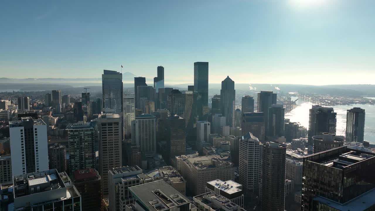 Luce solare sui grattacieli di Seattle e sullo skyline in una splendida giornata di cielo azzurro.