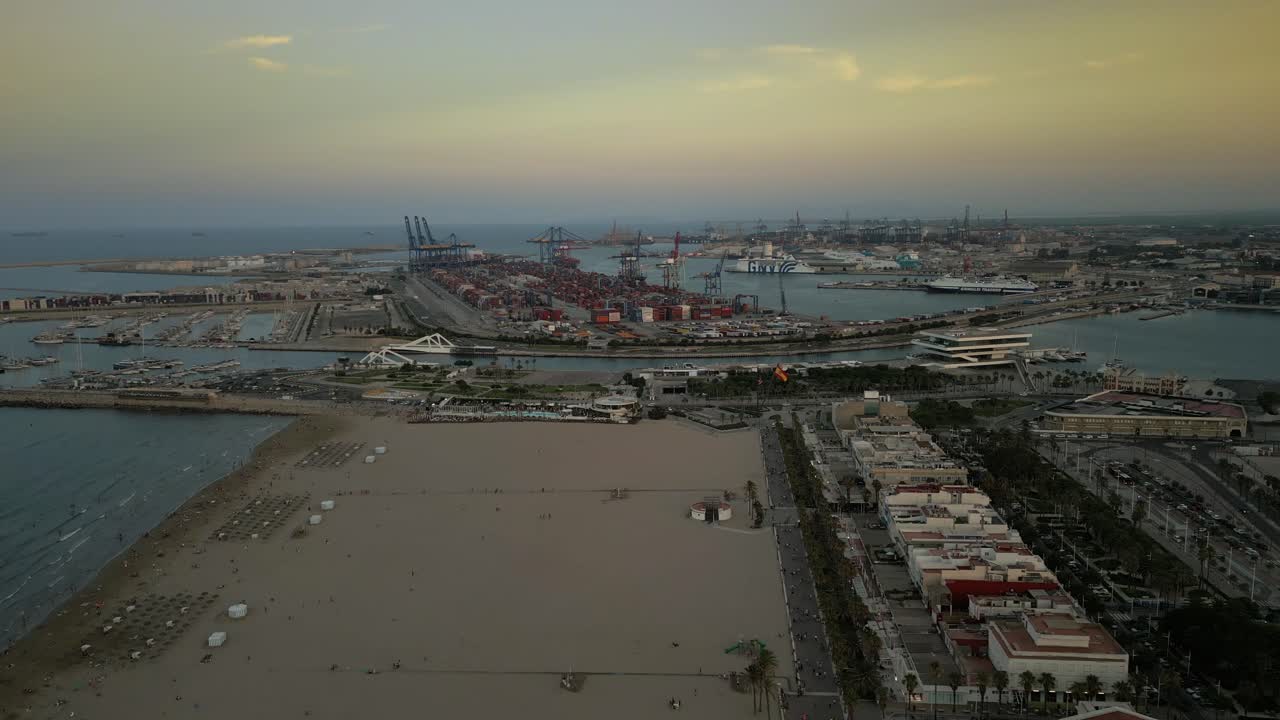 Vista aerea di spiaggia e baia di sera, Spagna