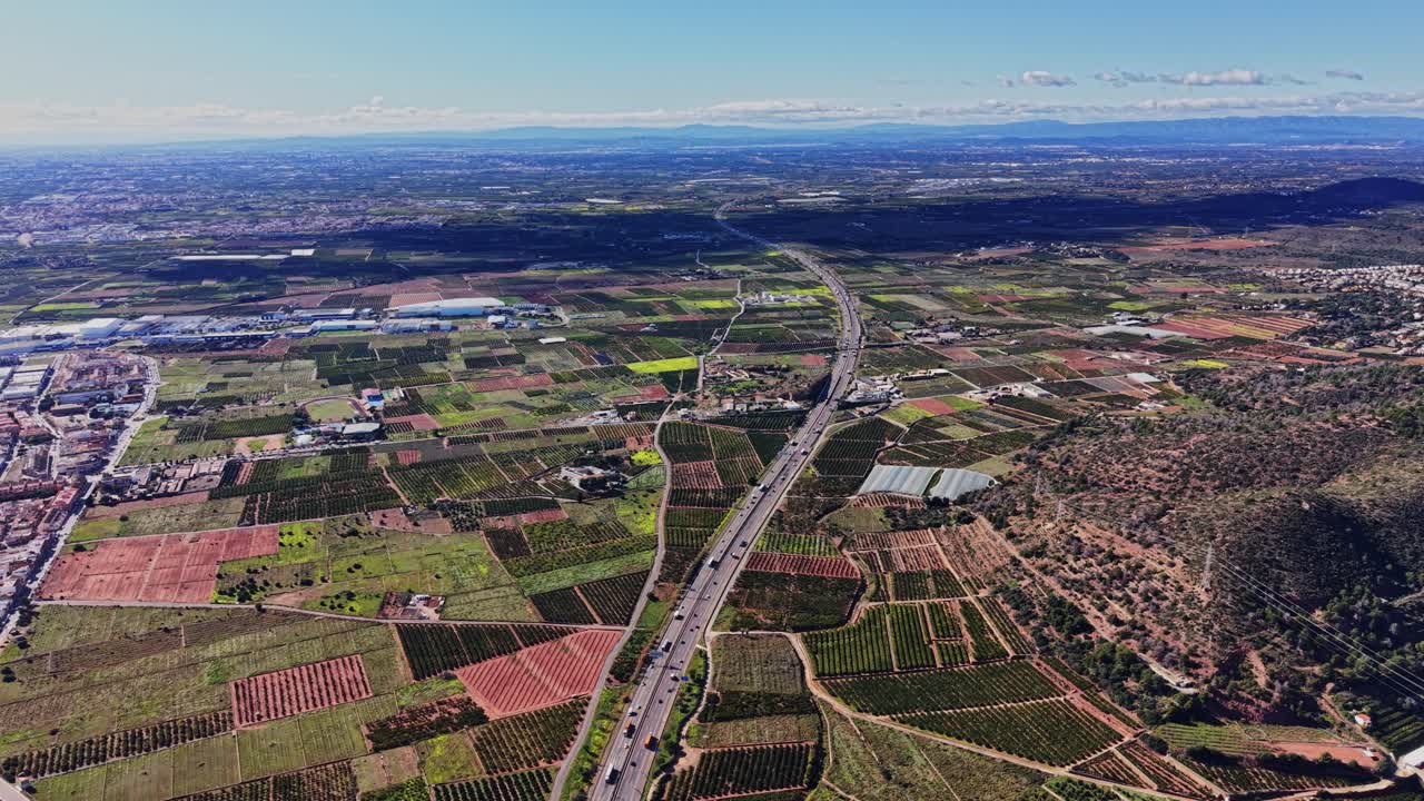 Coltivazioni e autostrade nel paesaggio agricolo spagnolo con cielo sereno