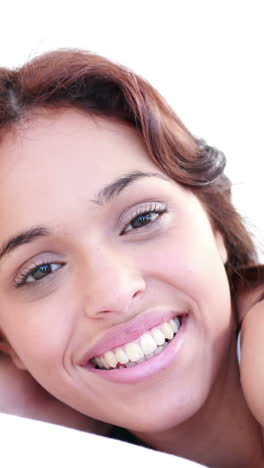 mujer feliz despertando