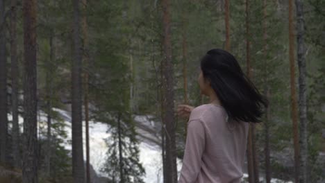 Niña-En-El-Bosque-Jugando-Con-El-Pelo-Y-Girando,-Cámara-Lenta