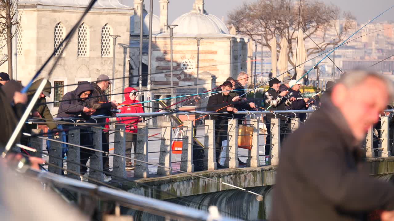 이스탄불 의 다리 에서 시 를 하는 사람 들