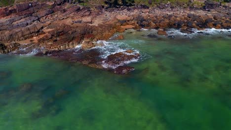 Foamy-Crashing-Waves-On-The-Rocky-Shore-Of-Boiling-Pot-Lookout-In-Coastal-Walk,-Noosa-Heads-QLD,-Australia