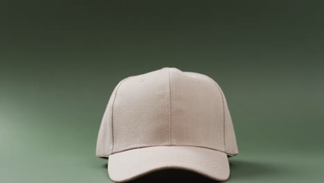 video de gorra de béisbol beige y espacio de copia en fondo verde