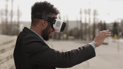 joven sonriente usando auriculares vr al aire libre