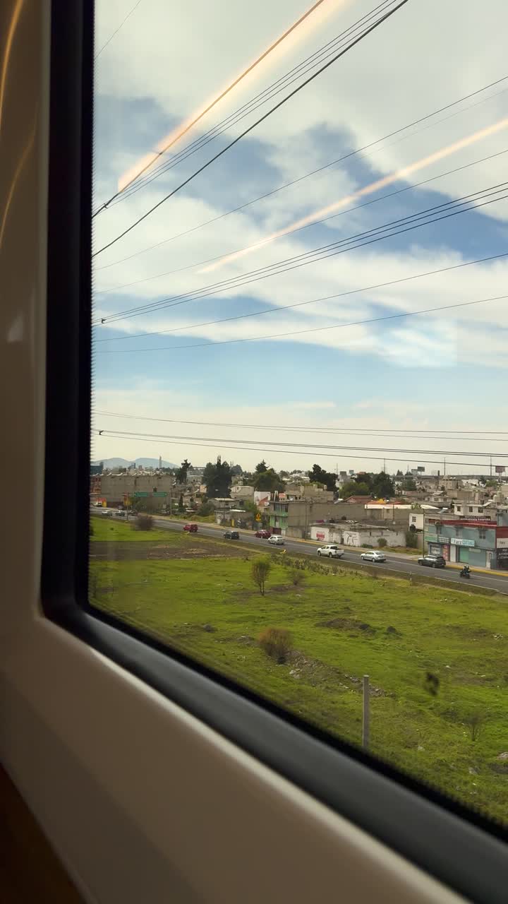 Vista desde la ventanilla del tren del trayecto interurbano Ciudad de México-Toluca
