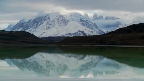 un hermoso lago frente a los picos de torres del paine en patagonia argentina 1