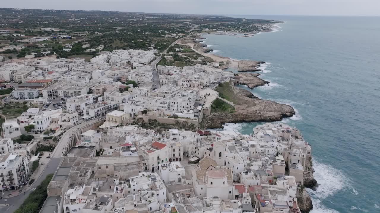 Rekaman udara lambat dan luas kota pesisir Polignano a Mare, Italia