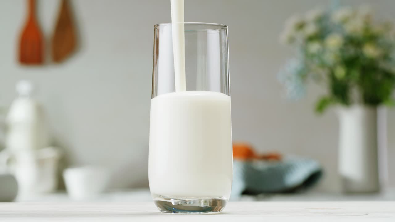 la leche se vierte en un vaso