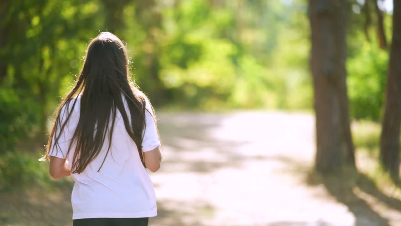 숲에서 달리는 여자