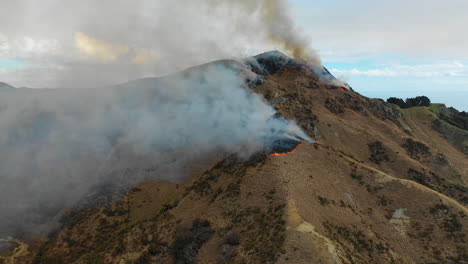 Incendios-Forestales-Arden-En-Las-Cimas-De-Las-Colinas-De-La-Isla-Norte-De-Nueva-Zelanda,-Vista-Aérea