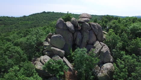 Toma-Aérea-Del-Megalito,-Ubicado-Cerca-De-La-Ciudad-De-Kazanlak,-Bulgaria