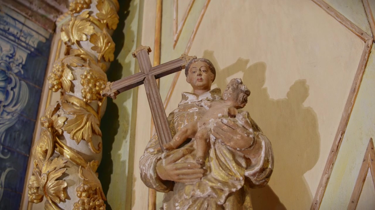 Antiga imagem de madeira de Santo Antônio em câmera lenta.