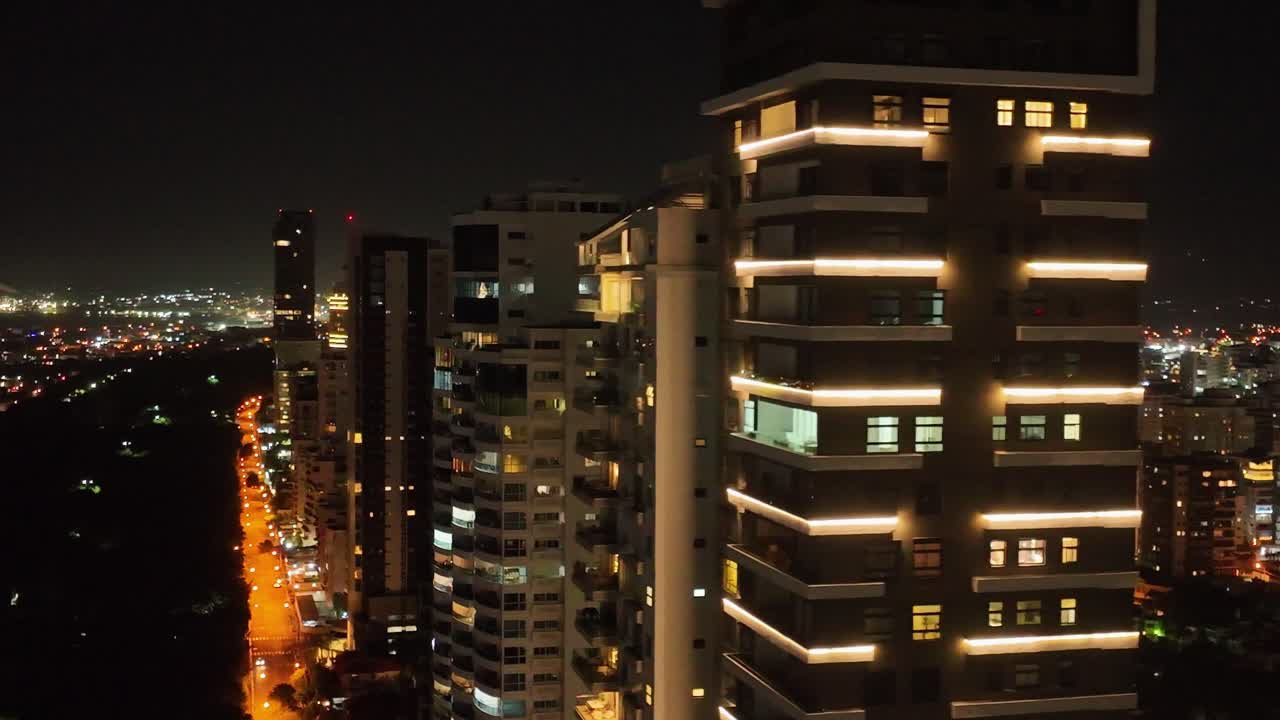 apartamento en torre de lujo en la avenida anacona iluminación nocturna en santo domingo, república dominicana