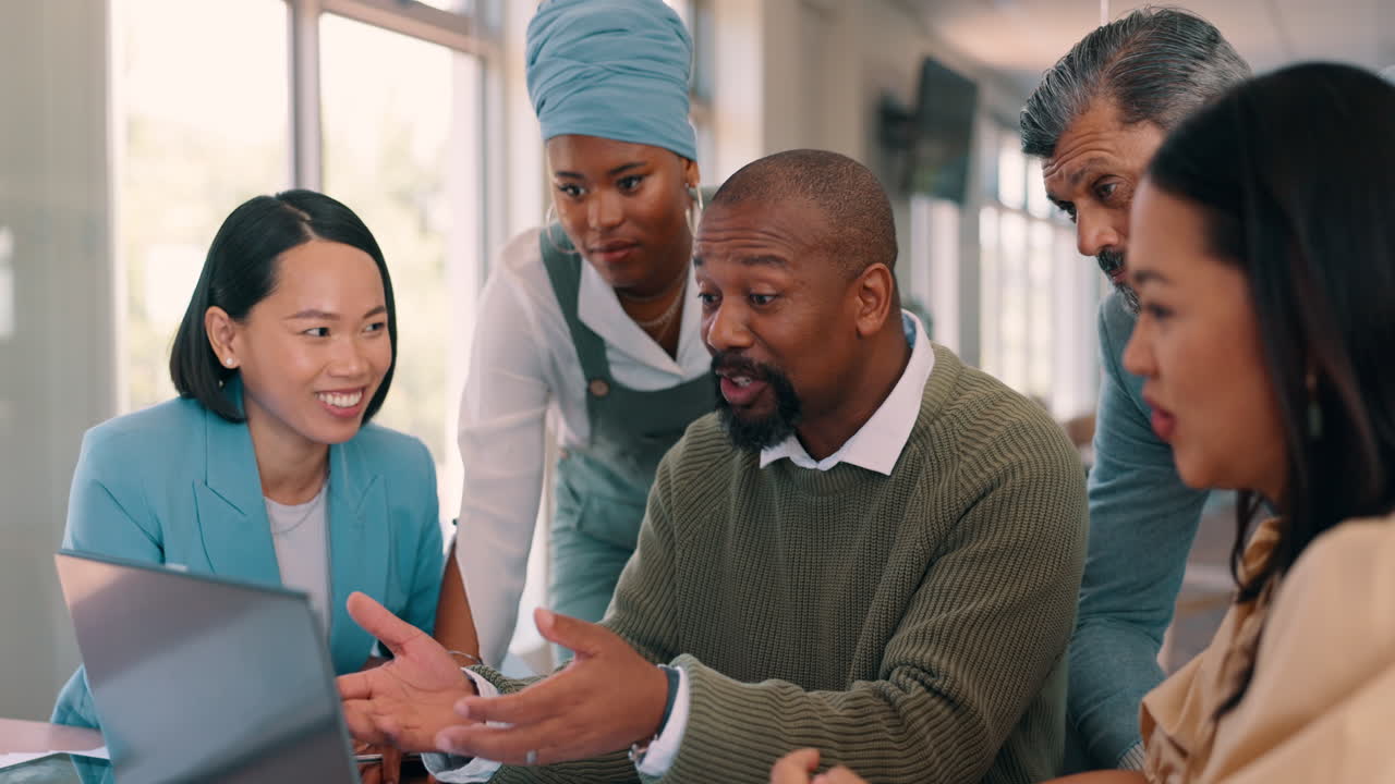 computadora portátil, gente de negocios y mentor del equipo explican