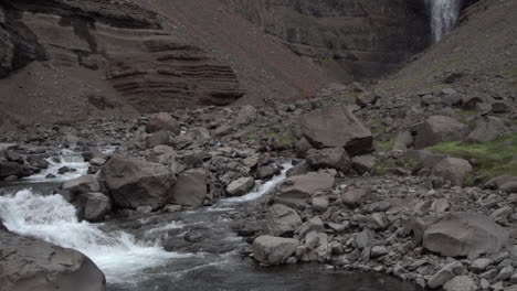 slow-motion-aufnahme des wunderschönen hengifoss-wasserfalls im osten islands.