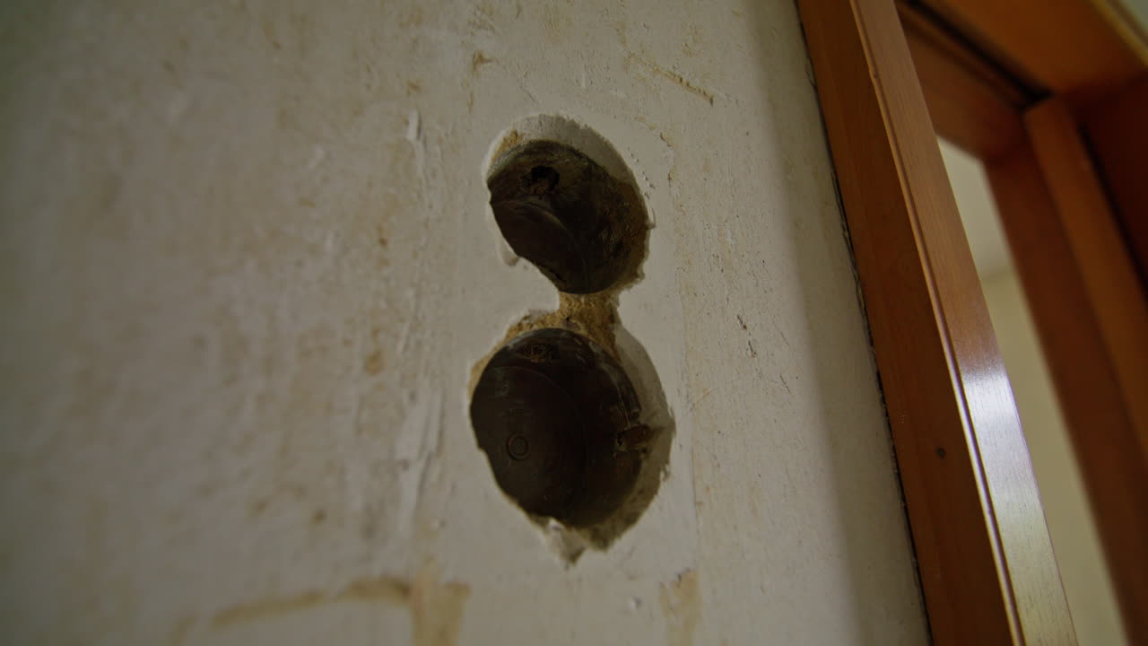 빈 전원 콘센트를 향해 움직이는 카메라, 와이드에서 클로즈