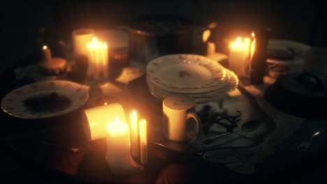 Table-setting-in-candlelight-at-night