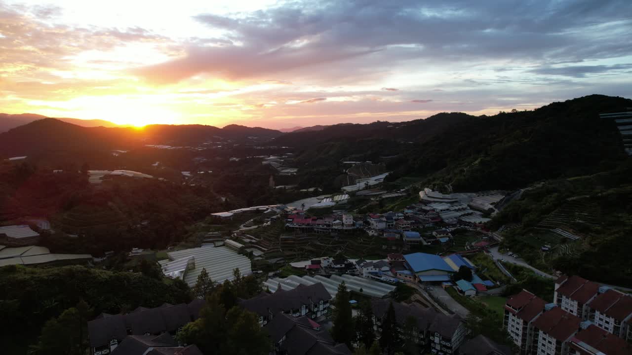 vista general del paisaje del distrito de brinchang dentro del área de cameron highlands de malasia