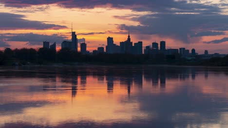 El-Horizonte-De-Varsovia-Y-El-Río-Al-Atardecer,-Capturados-En-Un-Video-De-Lapso-De-Tiempo-Con-Impresionantes-Colores-Dorados