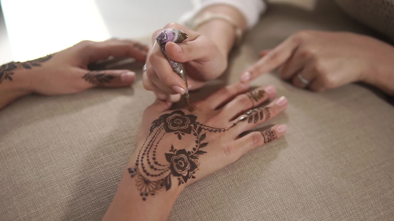 Applicazione di tatuaggio all'henné