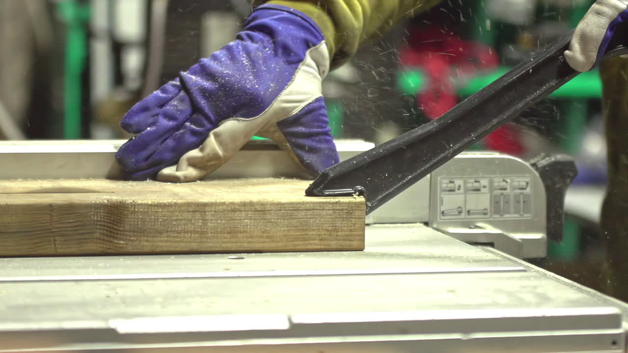 금속 막대기 를 사용 하여 보호 를 위해 나무판 을  으로 밀어 넣는 장인